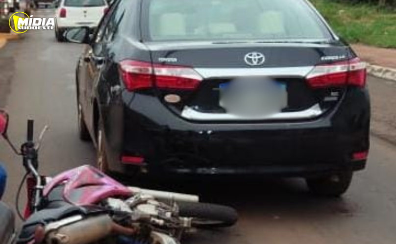 Acidente entre carro e moto deixa vítima ferida