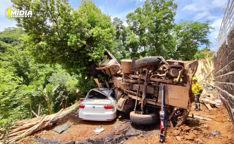 Motorista morre após carreta descer ribanceira