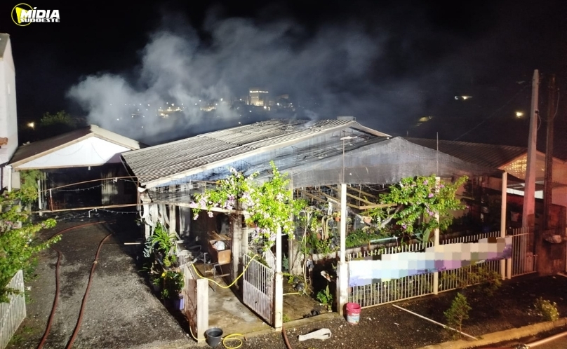 Incêndio atinge duas casas durante a madrugada em Maravilha