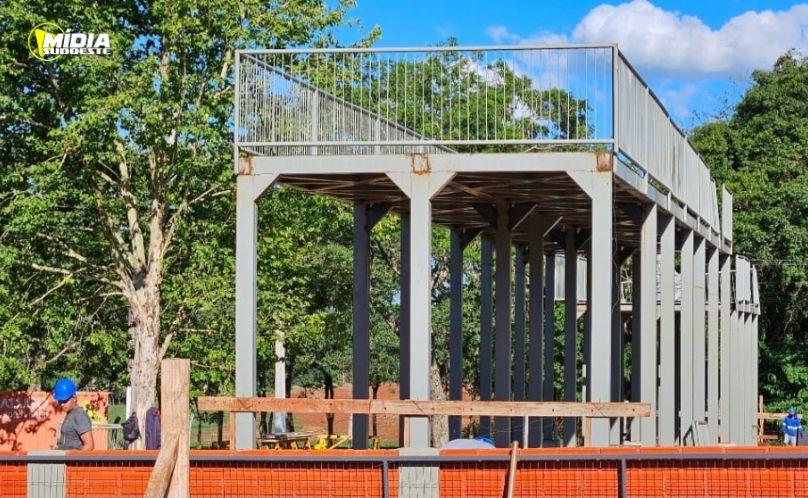 Passarela liga estacionamento, para 22 mil veículos, ao parque do Show Rural