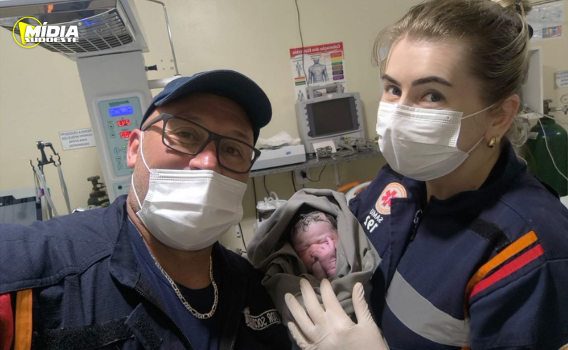 Equipe do SAMU auxilia em parto de emergência durante início de transferência