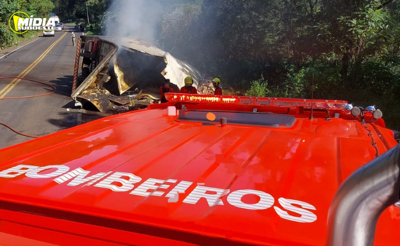Fogo consome caminhão com carga de carne na SC-157