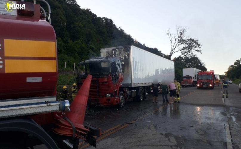 Incêndio atinge cabine de carreta e mobiliza Corpo de Bombeiros