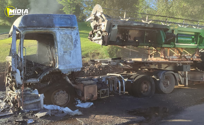 Incêndio atinge carreta cegonheira na BR-282