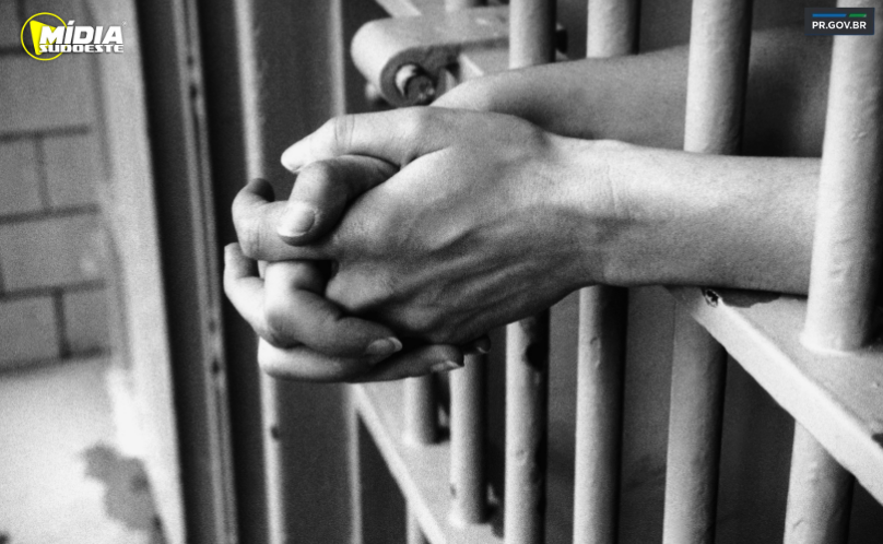 Denúncia leva à prisão de mulher foragida da Justiça