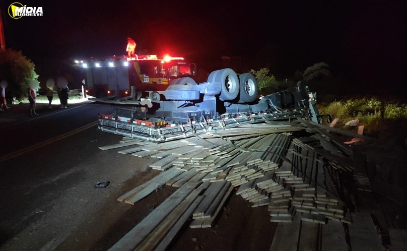 Capotamento de caminhão com carga de madeira deixa duas vítimas feridas