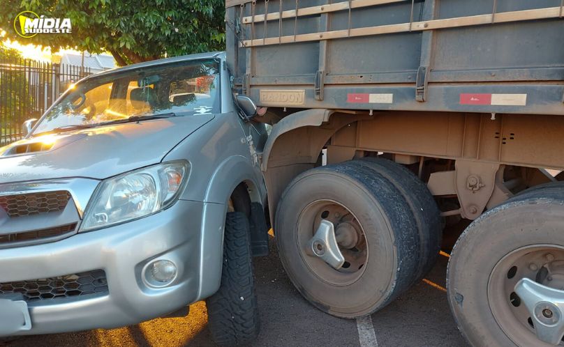 Batida de carreta quase vira tragédia no centro   de Pranchita