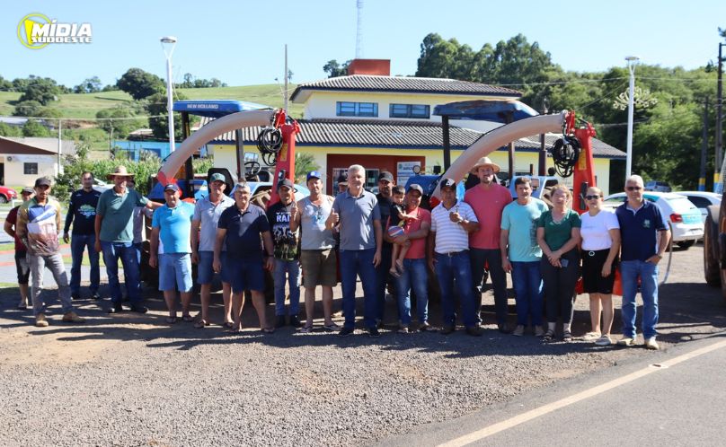 Administração Municipal entrega três ensiladeiras em Bom Jesus do Sul