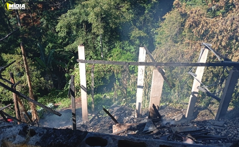 Incêndio atinge duas residências e deixa prejuízo de cerca de R$ 200 mil em São Miguel do Oeste