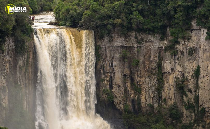 Cinco cachoeiras para conhecer no Paraná