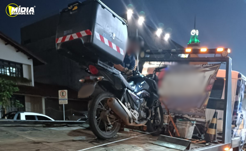 Motocicleta com mais de R$ 30 mil em débitos é apreendida