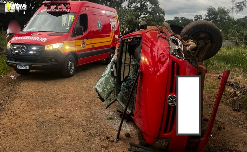 Colisão entre veículos deixa idoso ferido em via pública