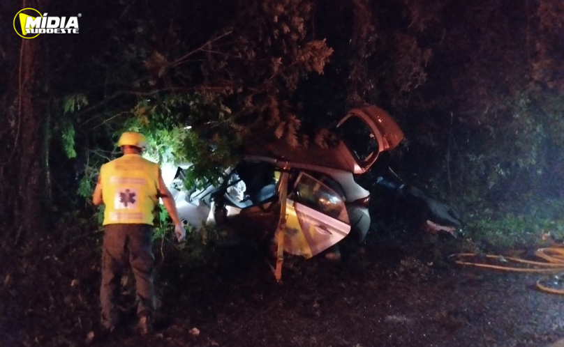 Colisão na SC-163 deixa jovem ferido e preso às ferragens
