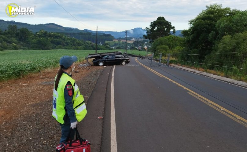 Veículo sai da pista e atinge poste