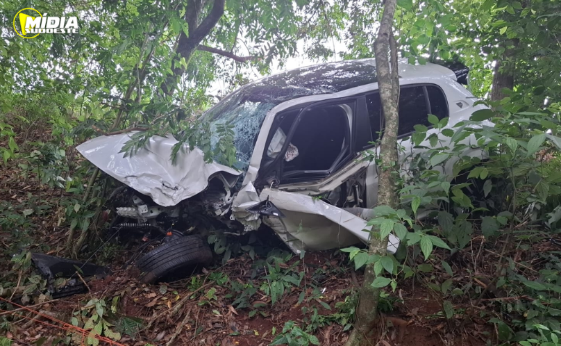 Batida entre veículos deixa três pessoas feridas na PR-281