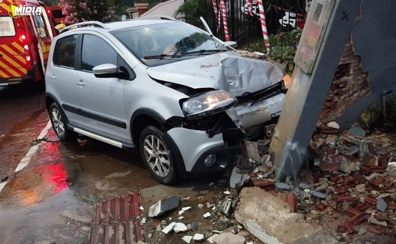 Veículo colide contra muro e poste no centro de Saudades