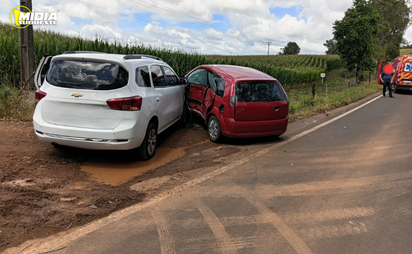 Acidente entre carros na SC-305 deixa sete pessoas envolvidas