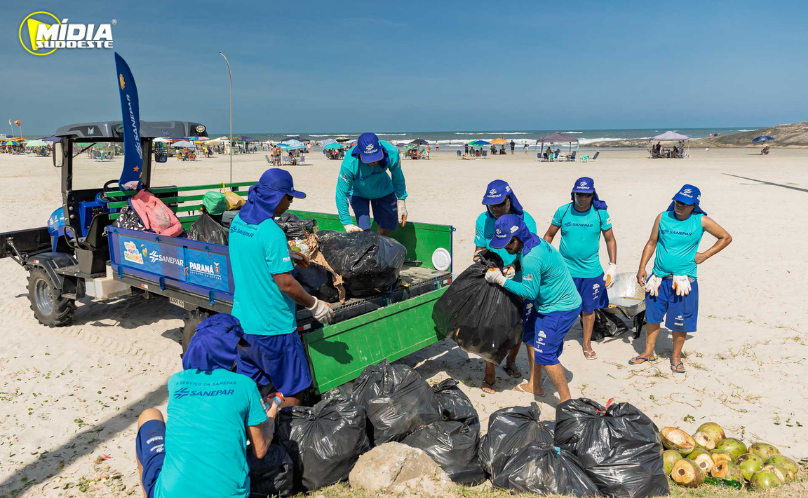 Em quatro dias, Sanepar já retirou 21 toneladas de lixo das praias do Paraná