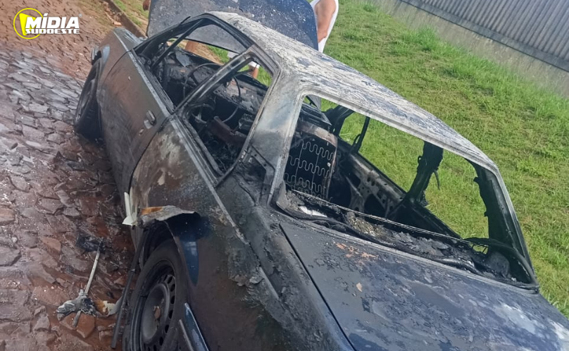 SAS: Incêndio atinge veículo e não deixa vítimas