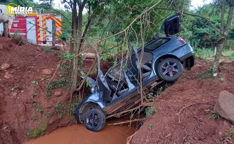  Mulher fica ferida após veículo cair em valeta no interior