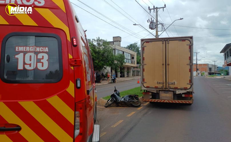 Motociclista fica ferido após acidente com caminhão