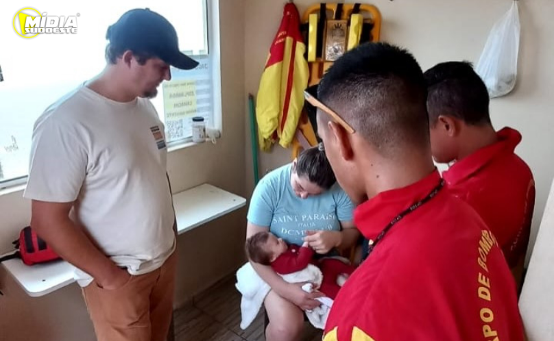 Guarda-vidas salvam bebê de dois meses