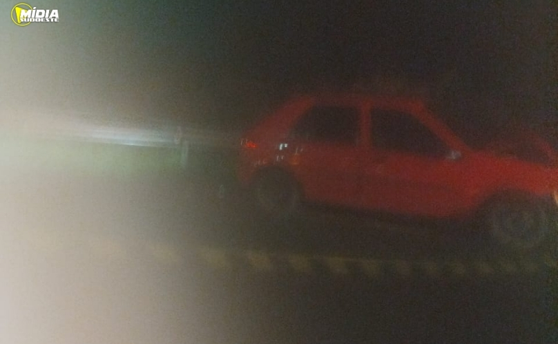 Colisão frontal deixa mulher presa às ferragens