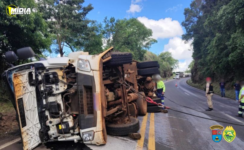Caminhão tomba na PR-182 em Francisco Beltrão