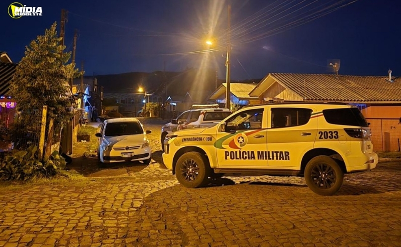 PM prende dois homens e recupera veículo roubado