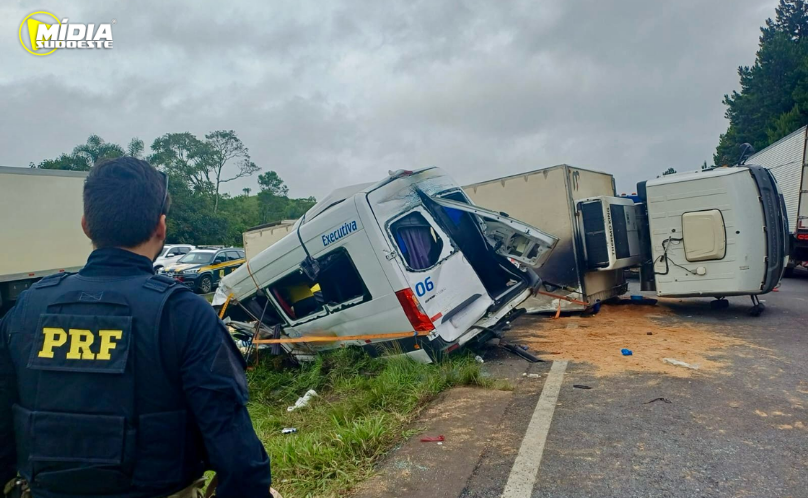 Seis pessoas morrem após carreta tombar sobre van na BR-116