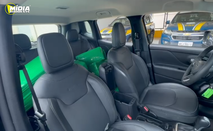 PRF apreende 224 kg de maconha e prende três batedores