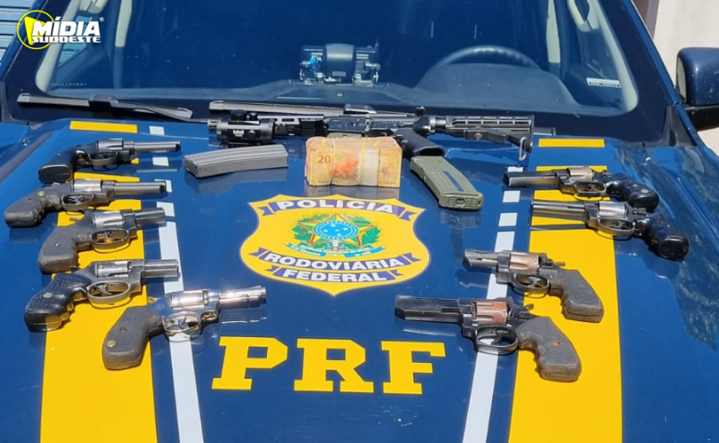PRF apreende fuzil e revólveres escondidos em carro