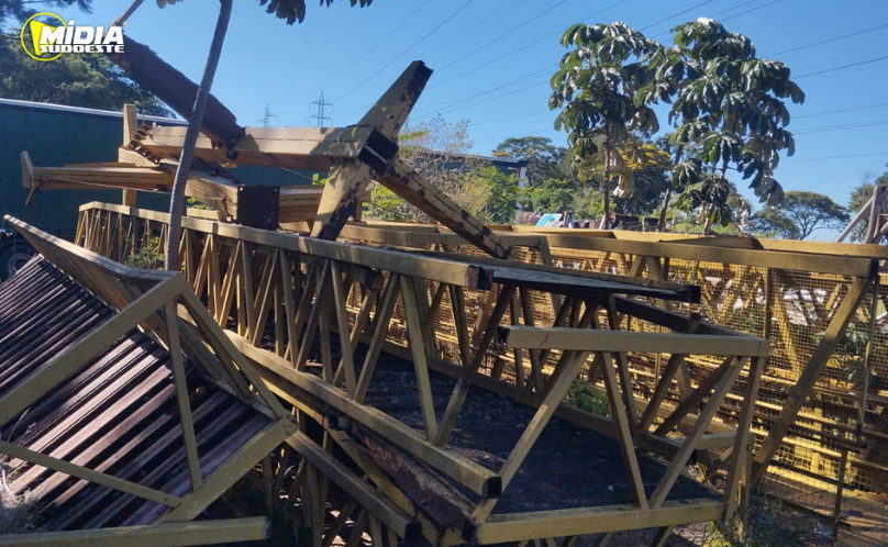 Estado doa ao município de Toledo passarela para pedestres para a PR-317