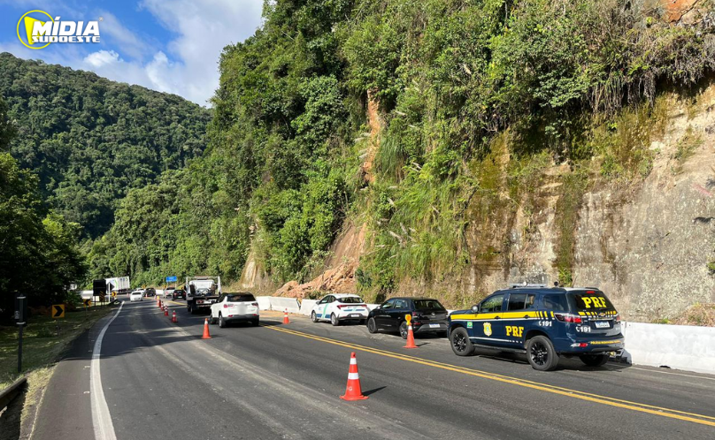 Deslizamento de pedras causa restrições no tráfego da BR-277