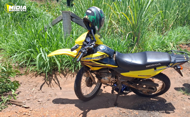 Motocicleta bate na lateral de carro na PR-886