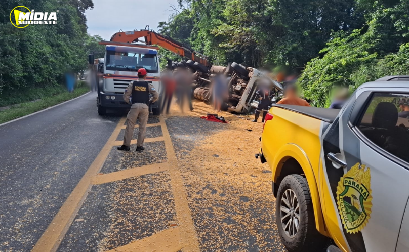Rodovia PR-281 bloqueada próximo a Realeza após tombamento