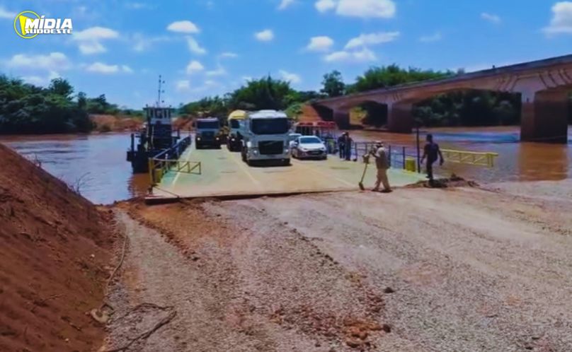 Balsa começa a operar na BR-272 sobre o Rio Piquiri