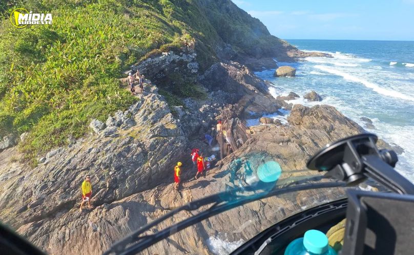 Águia 01 resgata mulher ferida em trilha