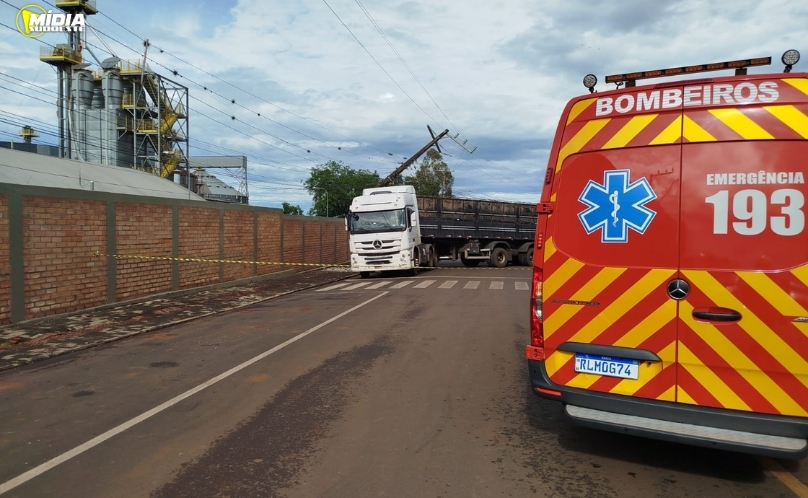 Caminhão colide contra poste de energia em Abelardo Luz