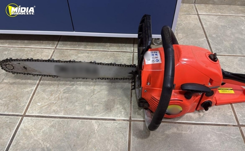 Idoso é preso em flagrante por tentar matar o próprio pai com motosserra