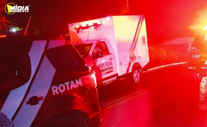 Suspeito armado é morto pela polícia após invadir residência