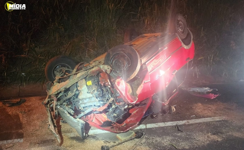 Motorista é ejetado após capotamento na BR-376, em Apucarana