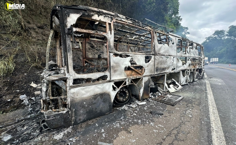 Motor-casa pega fogo na BR-376