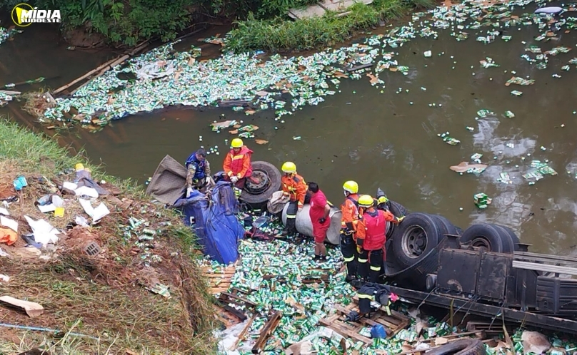 Caminhoneiro morre após saída de pista na BR-376