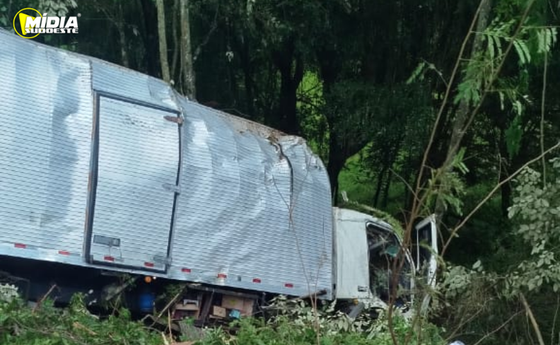 Caminhão sai da pista e cai em ribanceira na SC-305