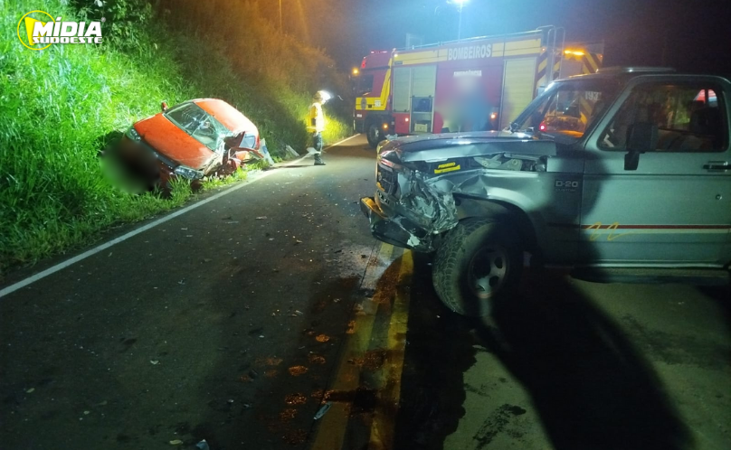 Acidente frontal deixa vítimas presas às ferragens em Palmitos