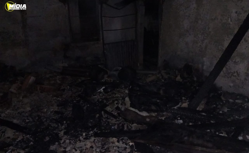 Incêndio atinge edificação multifamiliar e rompe rede elétrica em Palmitos