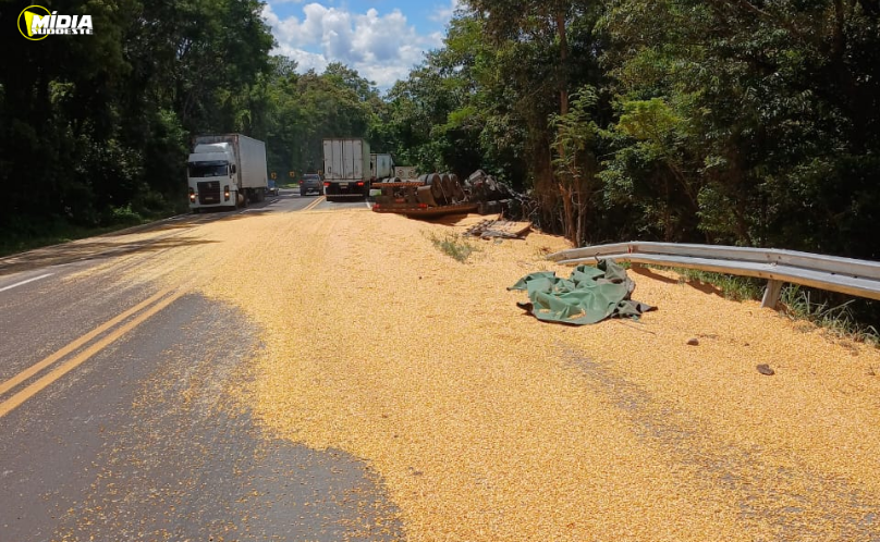 Tombamento de caminhão na BR-277