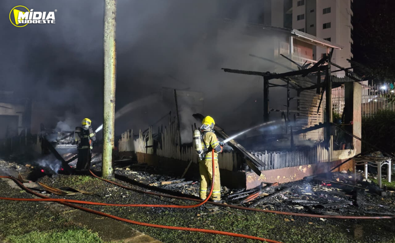 Incêndio atinge residência em Xaxim e deixa homem ferido