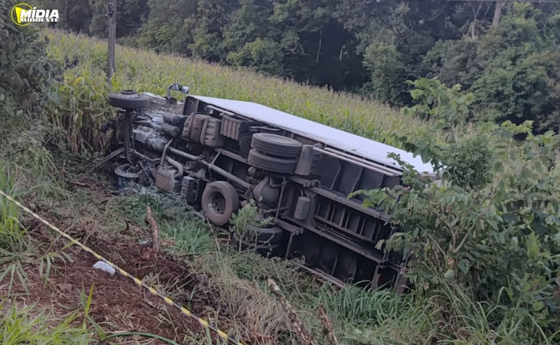 Homem morre em acidente entre carro e caminhão em São Carlos